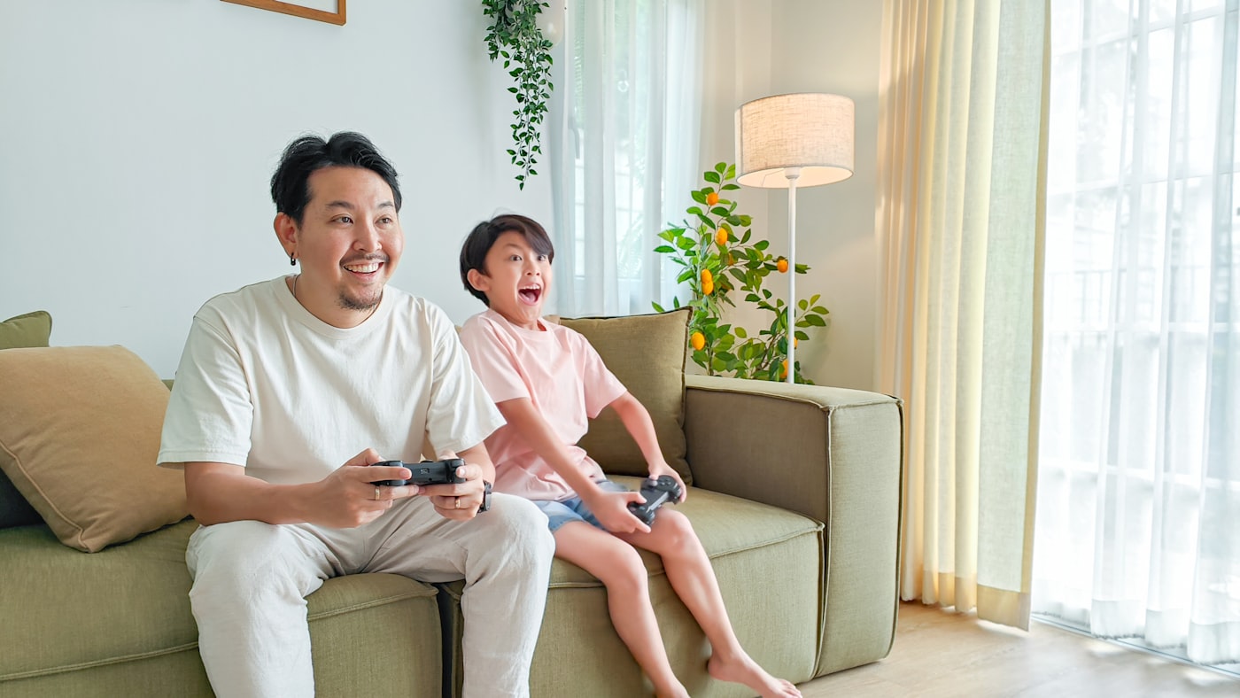 リビングでくつろぐ親子