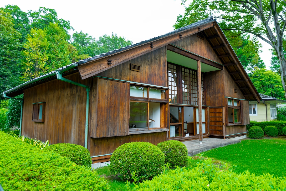 芝生の庭のある木の平屋