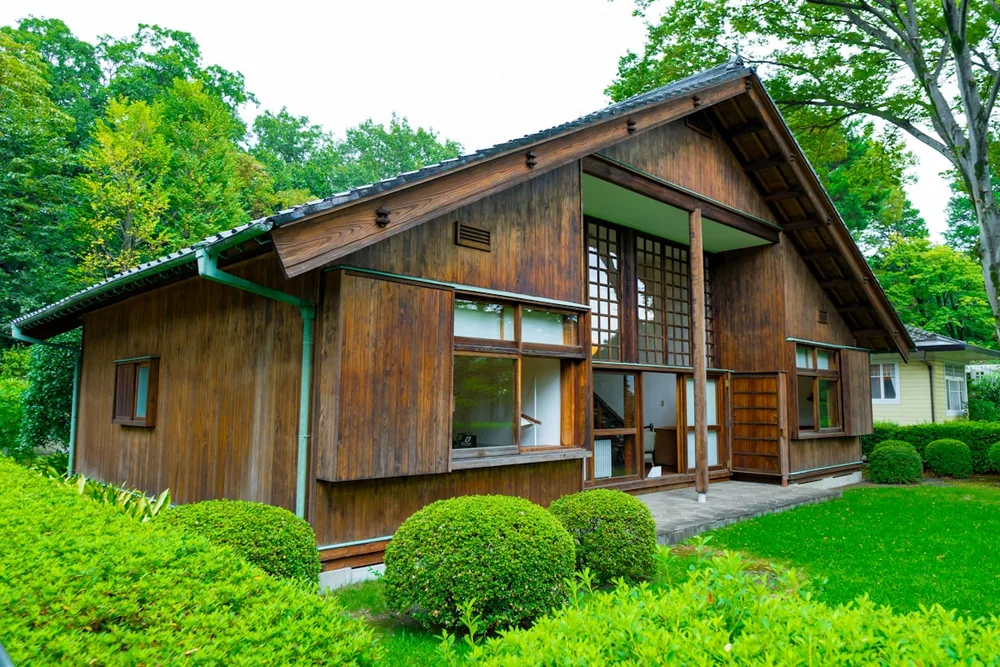 芝生の庭のある木の平屋
